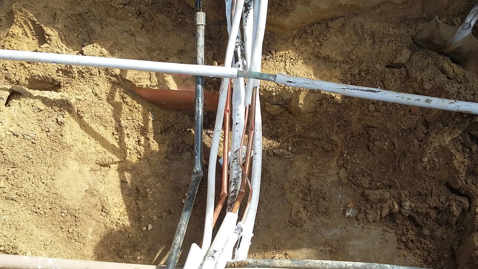 Exemplo de instalação incorreta — acabamento sem canaleta, fiação aparente