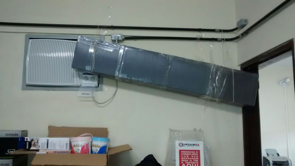 Exemplo de instalação incorreta — sobrecarga elétrica no quadro de distribuição
